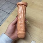 pênis prótese realística 18 x 5 cm com vibrador tortinho