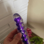 vibrador personal com capa em formato de pênis roxo
