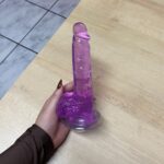 pênis prótese 20,5cm x 3,8cm em silicone jelly com ventosa e escroto roxo