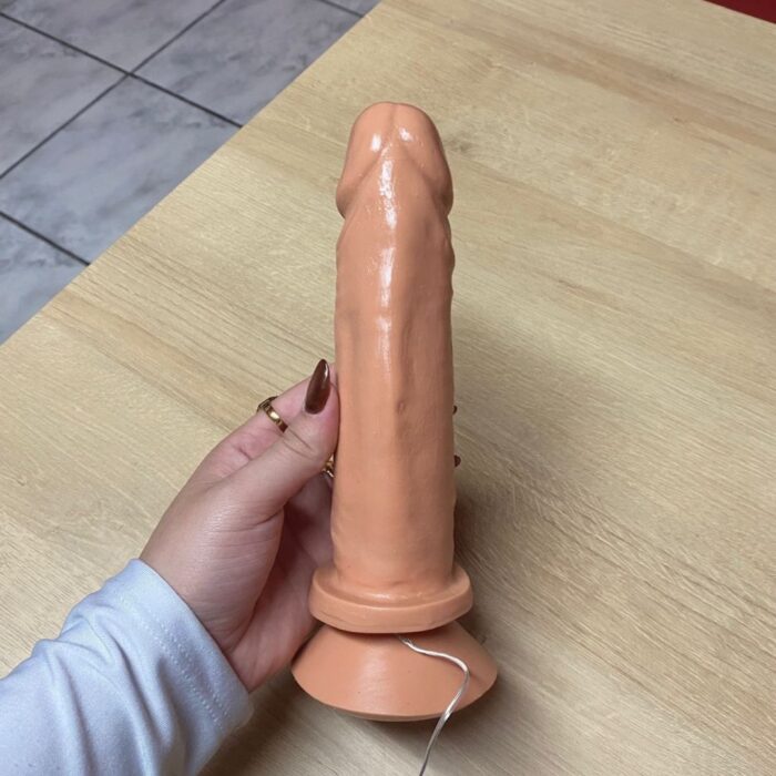 pênis prótese realística 18 x 4 cm com vibrador e ventosa