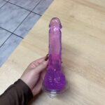 pênis prótese 20,5cm x 3,8cm em silicone jelly com ventosa e escroto roxo