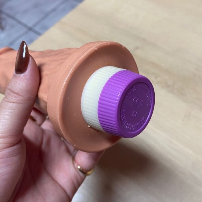 pênis prótese realística 18 x 5cm com vibrador interno tortinho