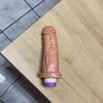 pênis prótese realística 18 x 5cm com vibrador interno tortinho