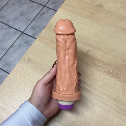 pênis prótese realística 18 x 5cm com vibrador interno tortinho