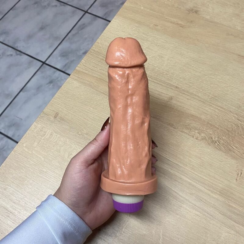pênis prótese realística 18 x 5cm com vibrador interno tortinho