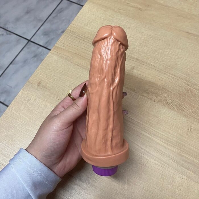 pênis prótese realística 18 x 5cm com vibrador interno tortinho